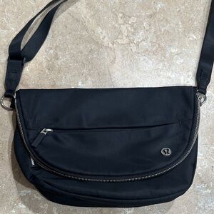Lululemon black festival bag Crossbody excellent used condition